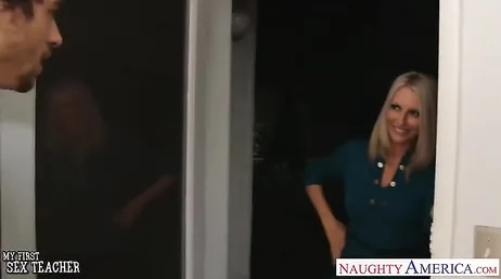 C'est l'élève qui donne une bonne critique à la prof blonde