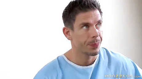 Le docteur Tiffany Star est émerveillé par la grosse bite du patient