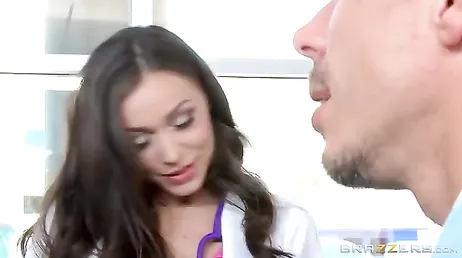 Le docteur Tiffany Star est émerveillé par la grosse bite du patient
