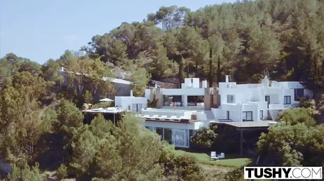 Il rencontre une touriste à Ibiza et lui laisse tout le cul cassé avec une bite