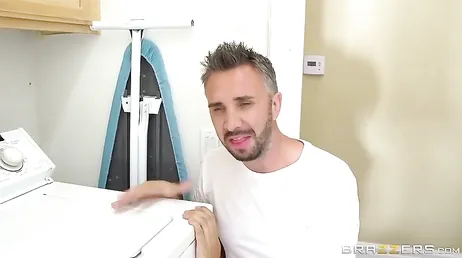 Ma belle-sœur est tellement salope qu'elle me laisse presque toujours lui toucher les seins.