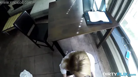 La jeune blonde Zoe Parker suce ce mec pendant l'interview