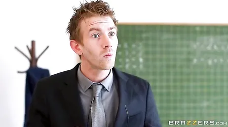 Der Schüler gibt dem Lehrer einen guten Blowjob und am Ende ficken sie