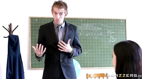 Der Schüler gibt dem Lehrer einen guten Blowjob und am Ende ficken sie