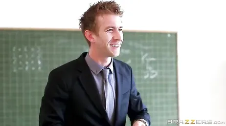 Der Schüler gibt dem Lehrer einen guten Blowjob und am Ende ficken sie