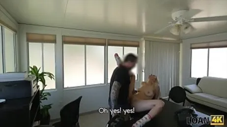 Blondinen vill ha jobbet, det är därför hon jävlas hårt på intervjun!