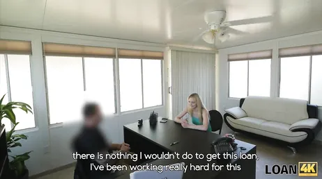 Blondinen vill ha jobbet, det är därför hon jävlas hårt på intervjun!