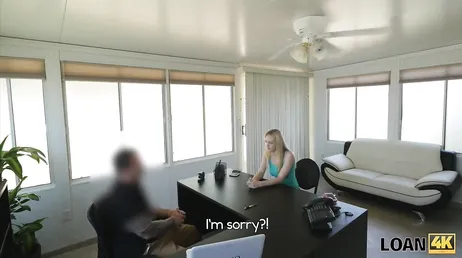 Blondinen vill ha jobbet, det är därför hon jävlas hårt på intervjun!