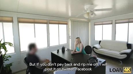 Blondinen vill ha jobbet, det är därför hon jävlas hårt på intervjun!