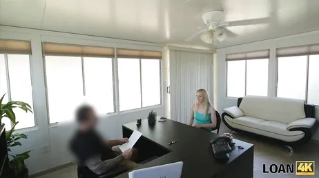 Blondinen vill ha jobbet, det är därför hon jävlas hårt på intervjun!