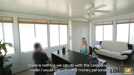 Blondinen vill ha jobbet, det är därför hon jävlas hårt på intervjun!