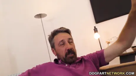 Kira Noir voelt een dubbele anale penetratie, wat een pijn in de kont..