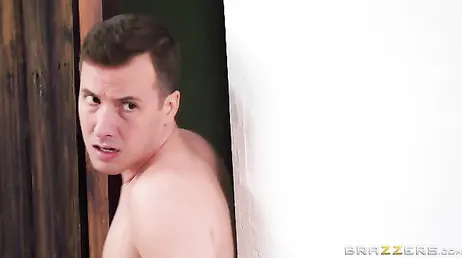 Eu pego minha namorada enquanto ela come a bucetinha inteira da irmã, que porca!