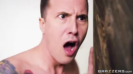 Eu pego minha namorada enquanto ela come a bucetinha inteira da irmã, que porca!