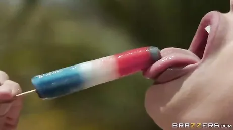 Cet homme est un cocu gâté, il le prend très bien..