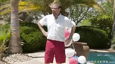 Cet homme est un cocu gâté, il le prend très bien..