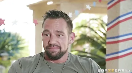 Cet homme est un cocu gâté, il le prend très bien..