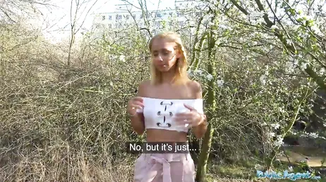 J'ai des relations sexuelles avec une fille derrière les buissons pour de l'argent.