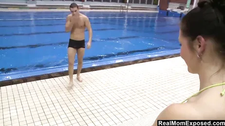 Une femme mûre ramasse un jeune garçon et le baise dans la piscine