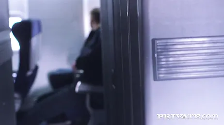 De klipper inte ett hår, de börjar ha sex mitt under flygningen!