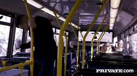 De klipper inte ett hår, de börjar ha sex mitt under flygningen!