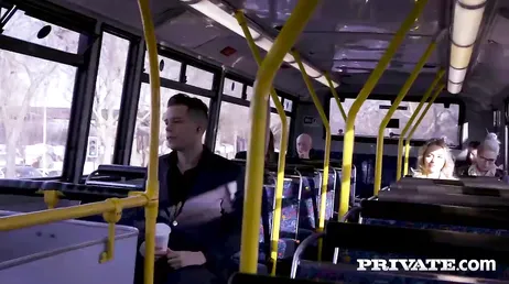 De klipper inte ett hår, de börjar ha sex mitt under flygningen!
