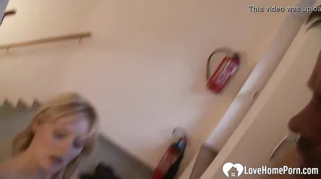 Qual é, a loira não virou vagabunda, como ela come paus