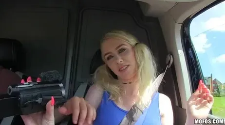 Ela sai da estrada com o carro e eu acabo transando com ela