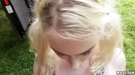 Ela sai da estrada com o carro e eu acabo transando com ela