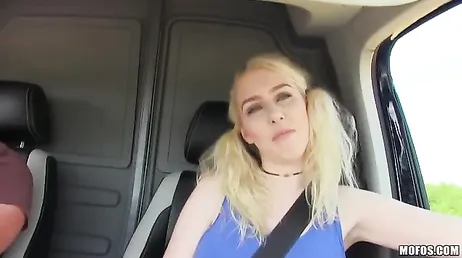 Ela sai da estrada com o carro e eu acabo transando com ela
