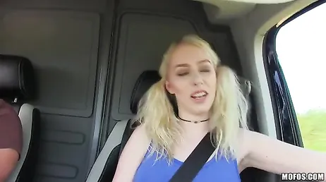 Ela sai da estrada com o carro e eu acabo transando com ela