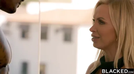 Nikki Benz is niet blij met haar man, ze neukt het liefst met haar zwarte minnaar