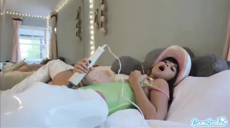 Riley Reid muy cachonda con ganas de masturbarse en la webcam