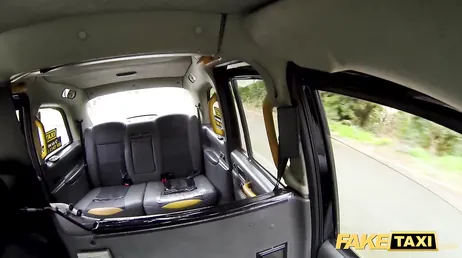 A loira acaba transando com o taxista para ele deixar ela ficar com ele de graça