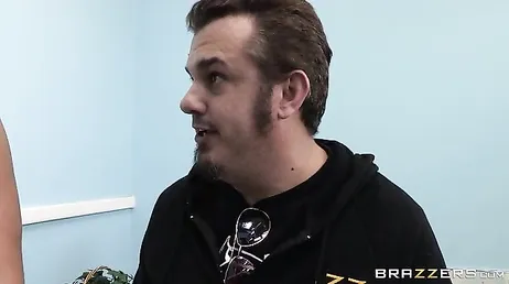 La chatte de Diamond Foxxx peut contenir d'énormes bites, wow...