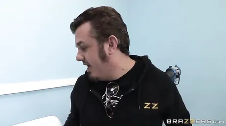La chatte de Diamond Foxxx peut contenir d'énormes bites, wow...