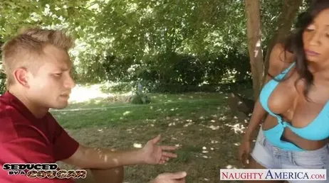 Il diamante nero Jackson scopa forte in giardino