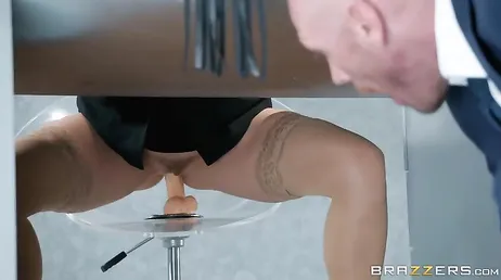 Non vedo come il colloquio di lavoro con questa donna matura si surriscaldi...