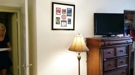 Cette vieille femme excitée rentre à la maison en voulant manger une bite