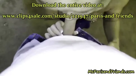 Cette vieille femme excitée rentre à la maison en voulant manger une bite