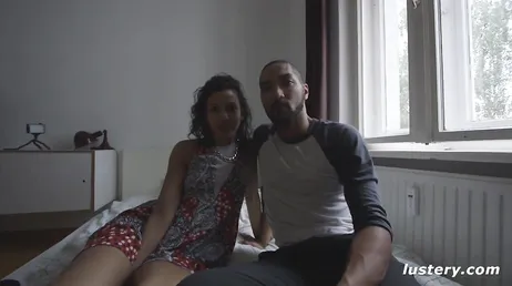 Casal amador transando pela primeira vez na frente de uma câmera de vídeo