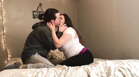 Casal amador transando pela primeira vez na frente de uma câmera de vídeo