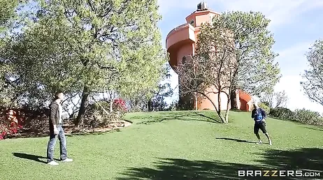 Una bella scopata in piscina con la bionda Stevie Shae