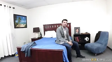 Ele visita a filha no internato e acaba transando com ela e a amiga dela
