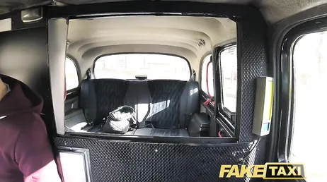 Hon visar rumpan för taxichauffören för att göra honom kåt och hon får det