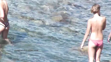 Algumas garotas nuas nas belas praias da Espanha