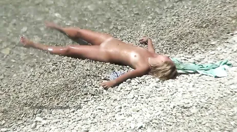 Algumas garotas nuas nas belas praias da Espanha