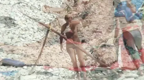 Algumas garotas nuas nas belas praias da Espanha
