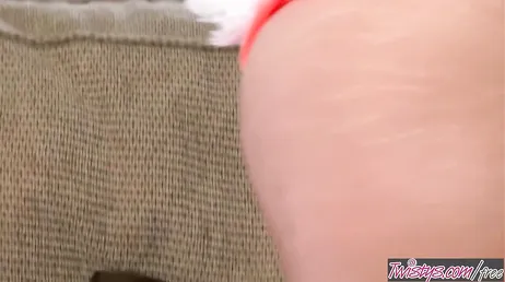 Le lapin Taylor Ashley touche sa chatte sur le canapé à la maison