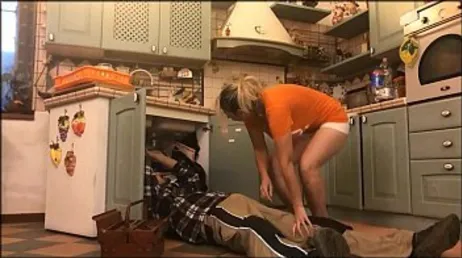 A dona da casa acaba fodendo forte com o encanador